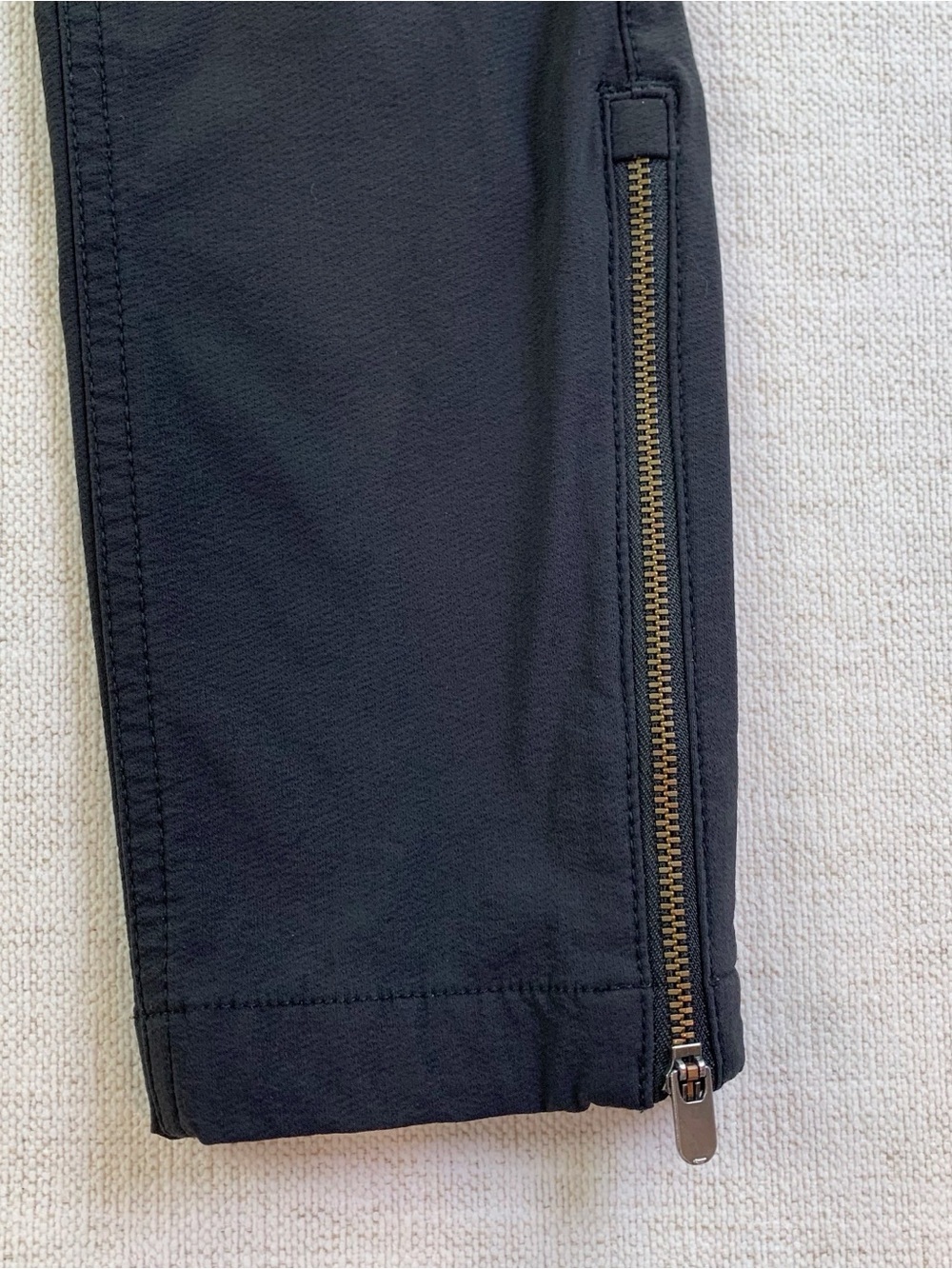 Athleta women's low rise Highline Hybrid Cargo skinny Pant in black zipper ankle - Picture 4 of 15